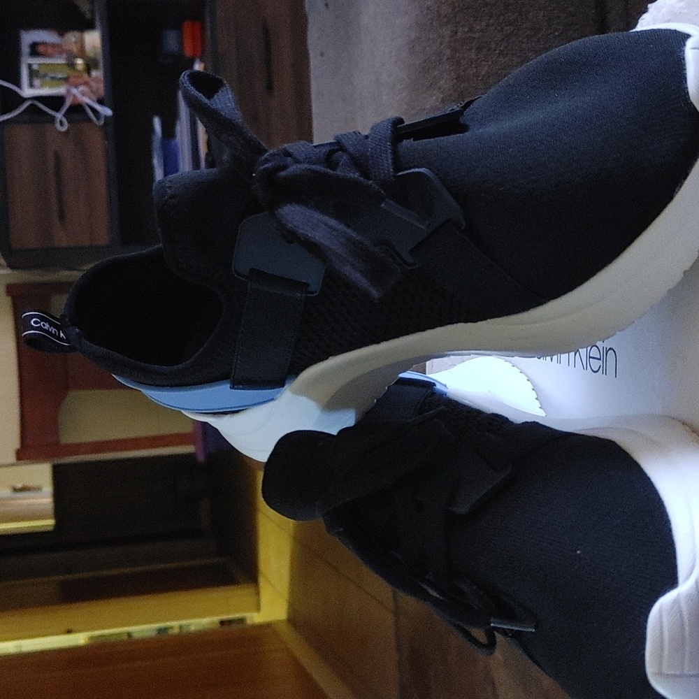 Women athletic shoes/ slightly wirn